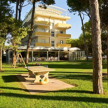 Aparthotel La Pineta Lido di Jesolo Exteriör bild