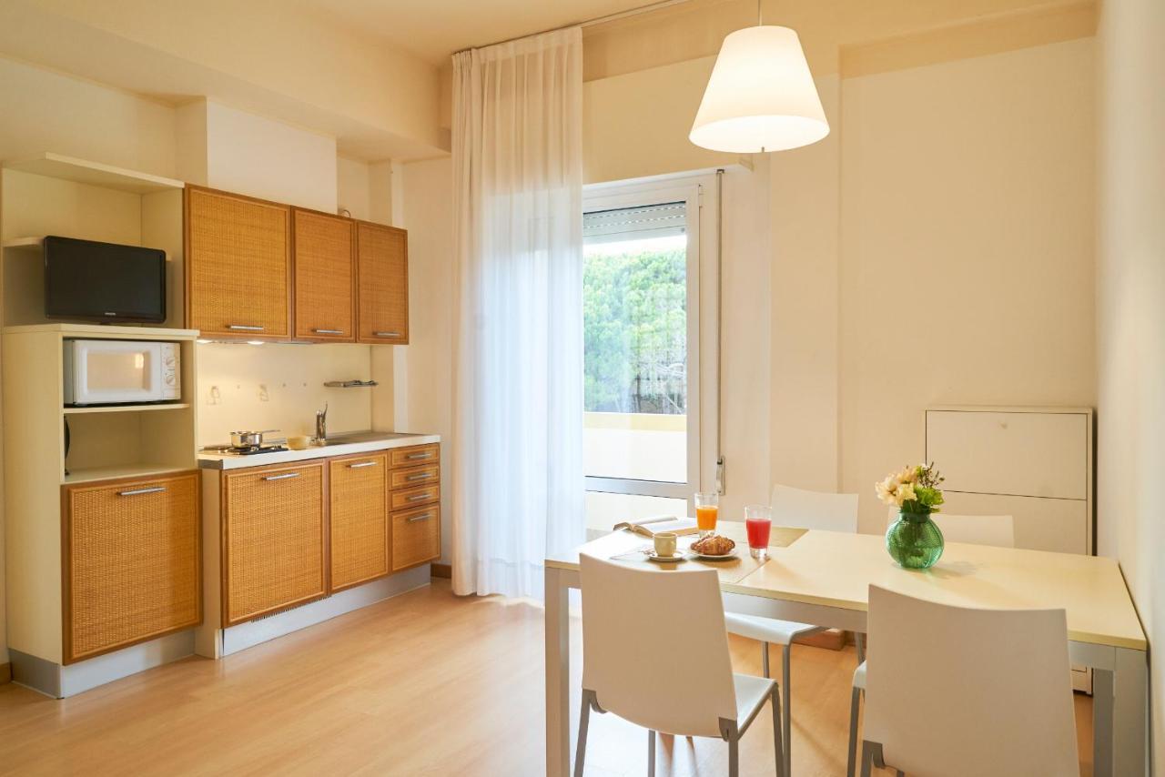 Aparthotel La Pineta Lido di Jesolo Exteriör bild