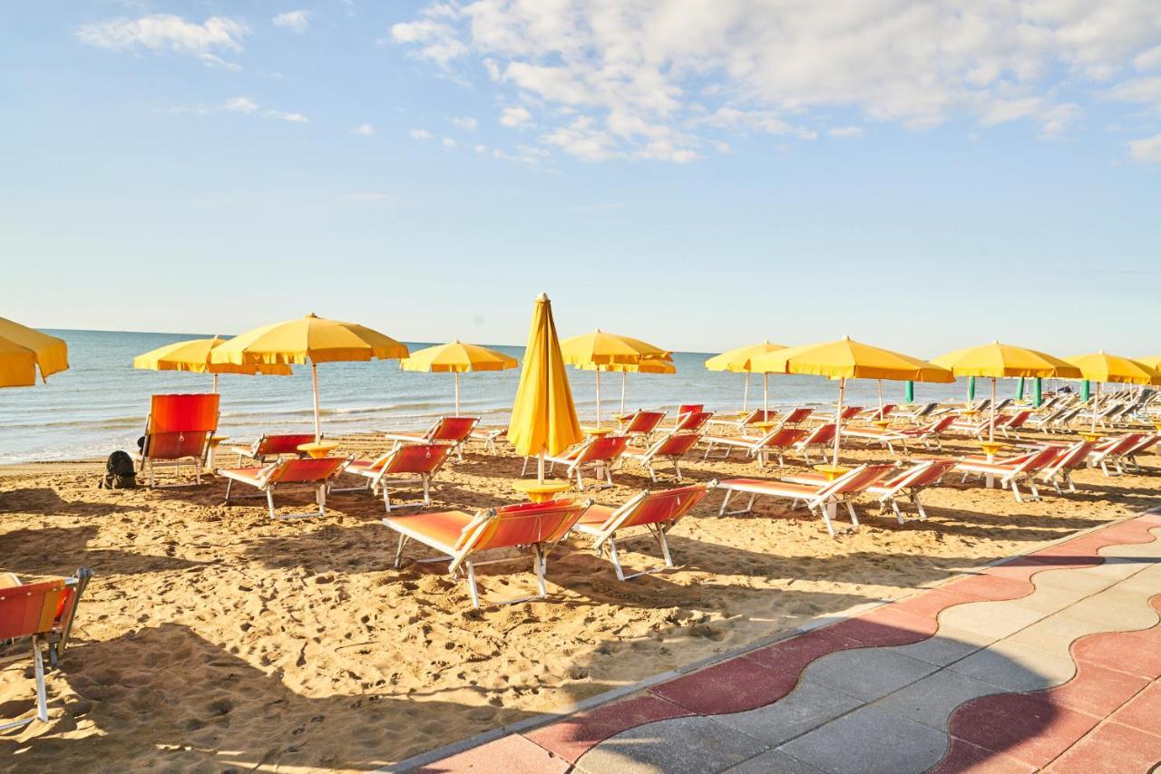 Aparthotel La Pineta Lido di Jesolo Exteriör bild