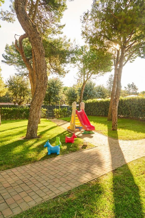 Aparthotel La Pineta Lido di Jesolo Exteriör bild