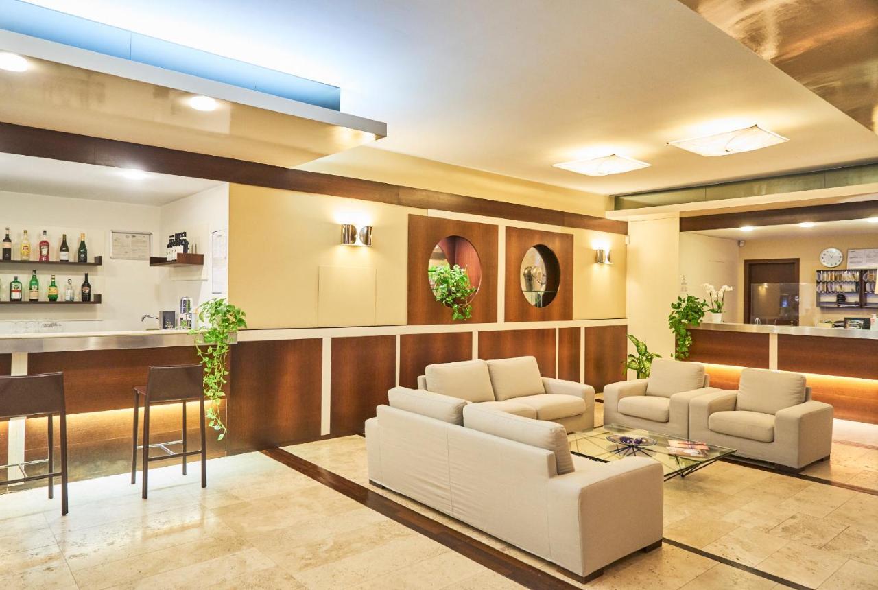 Aparthotel La Pineta Lido di Jesolo Exteriör bild