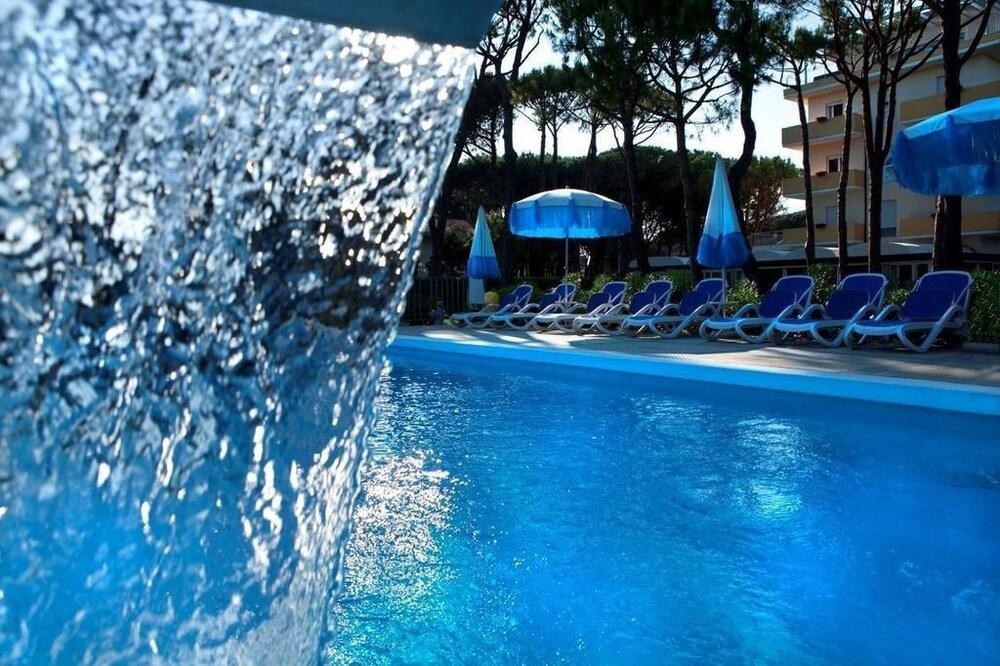 Aparthotel La Pineta Lido di Jesolo Exteriör bild
