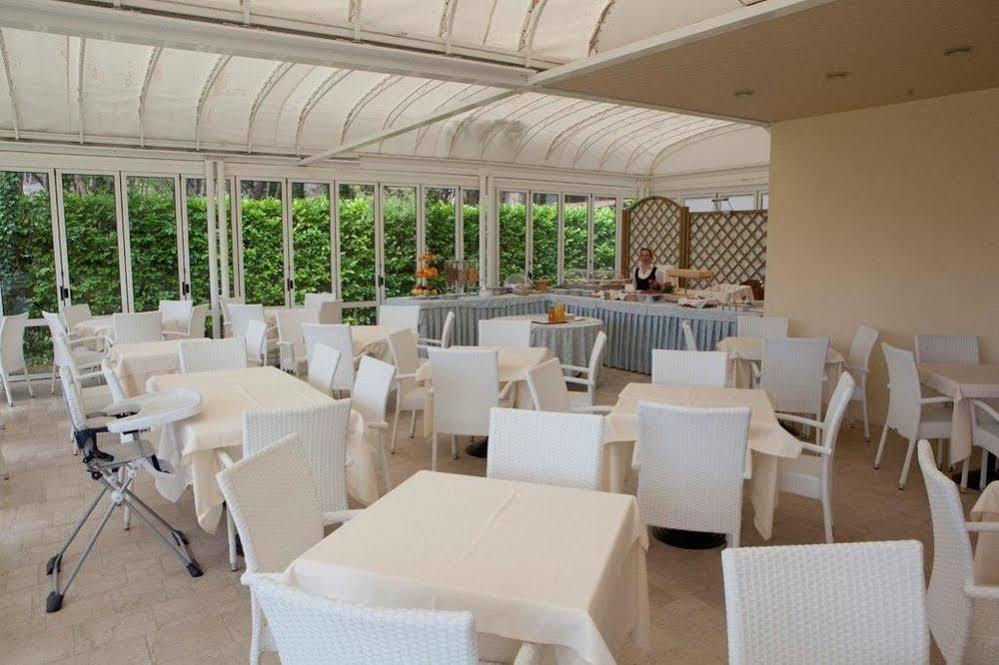 Aparthotel La Pineta Lido di Jesolo Exteriör bild