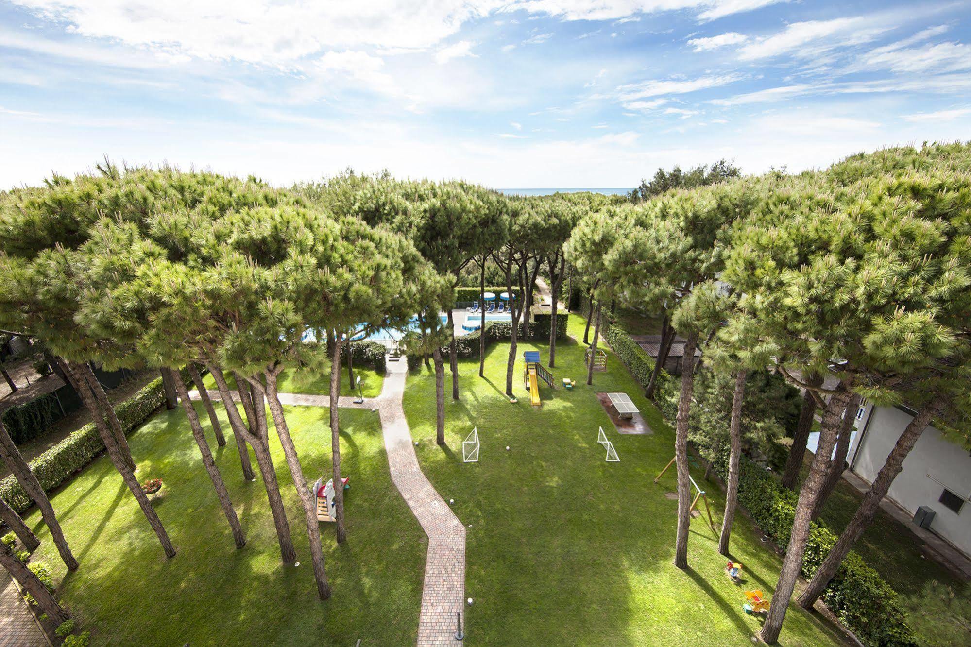 Aparthotel La Pineta Lido di Jesolo Exteriör bild