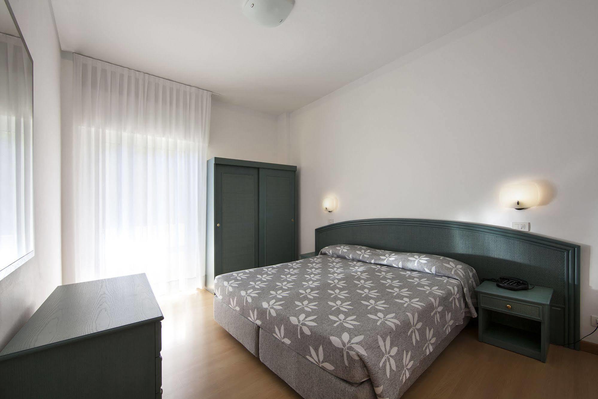 Aparthotel La Pineta Lido di Jesolo Exteriör bild
