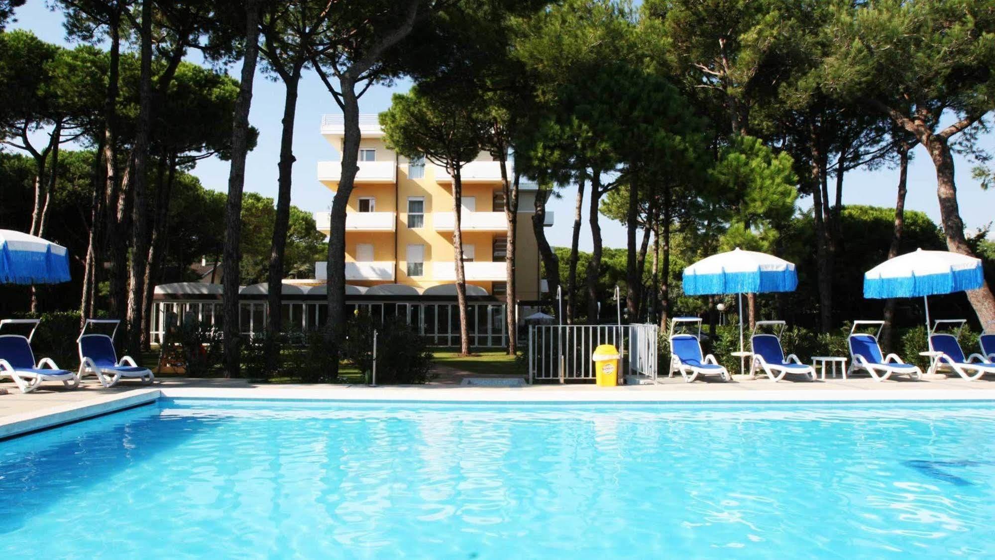 Aparthotel La Pineta Lido di Jesolo Exteriör bild