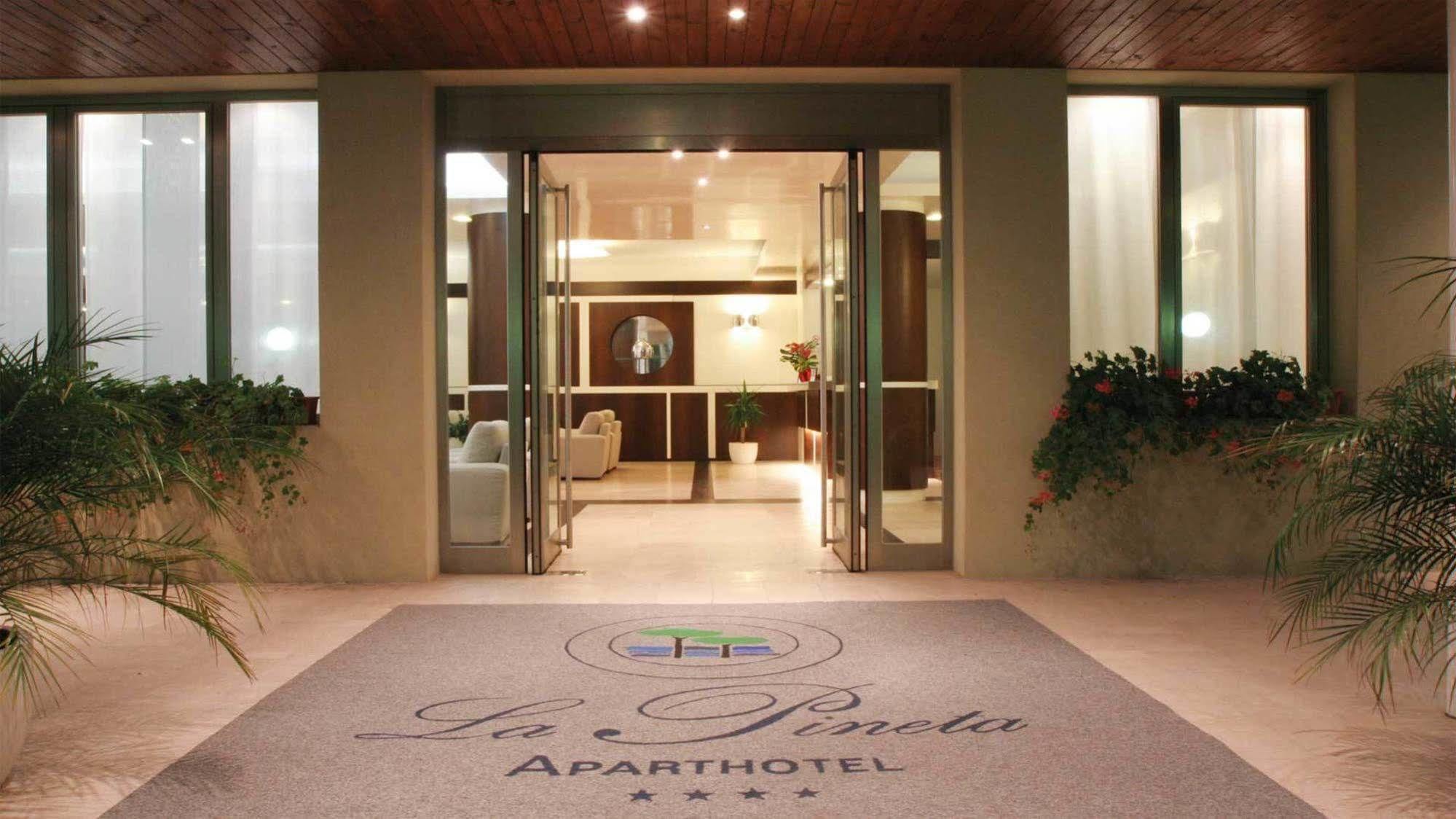 Aparthotel La Pineta Lido di Jesolo Exteriör bild